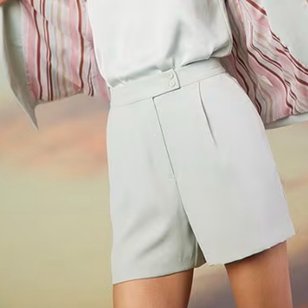 NWT skies are blue dress short in light grey